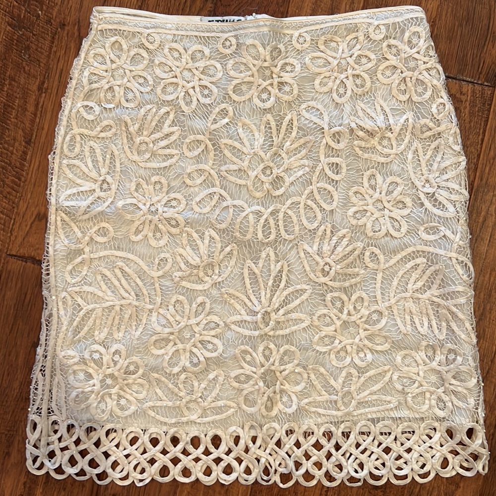 ETHOS Lace Top and Pencil Skirt - Picture 2 of 8